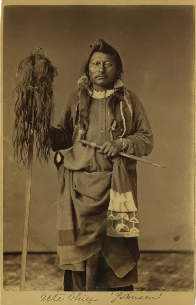 Náčelník Jutů z skalpem vypleteným do obruče na dobové fotografii z roku 1870. U takto velkého skalpu je jasné, že nejde o podvod.